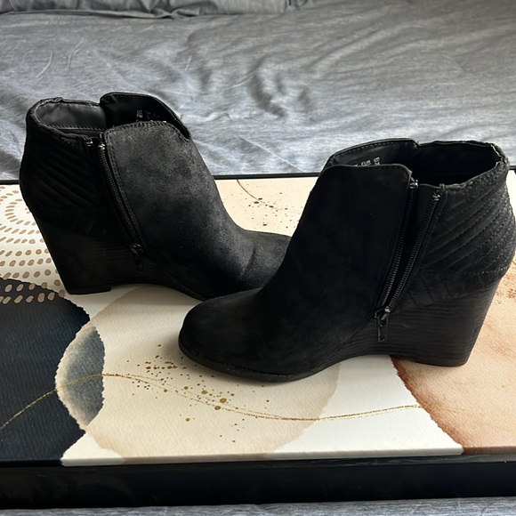 Carlos by Carlos Santana black wedge booties - Picture 3 of 6